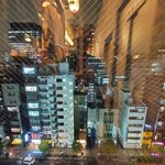 Yataiya Hakata Gekijou - 窓からの景色と映り込むオッサン