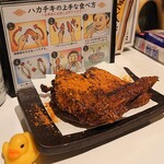 Yataiya Hakata Gekijou - 博多チキンはピリ辛のスパイスがかかってて、サイゼリヤのチキンをほんとに辛くして大きくした感じですごくおいしい