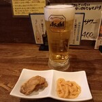 炭火 とり久 - 中ジョッキ 450円/お通し 370円