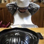 居酒屋 ふじさわ - ジンギスカン鍋を前に、紙のエプロンをして待ちます