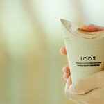 ICOR NISEKO - 坂尾篤史氏がオーナーバリスタを務めるコーヒーショップ「ONIBUS COFFEE」の豆で淹れたコーヒー。蓋もストローも不要な紙カップ「バタフライカップ」を採用しています。