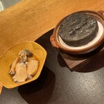もちづき - 鮑、肝、河豚、海老、酒盗(カツオの内臓の塩辛)　石焼き