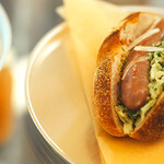 ICOR NISEKO - 【北海道産エゾジカのサンドイッチ】高たんぱくでビタミンB類が豊富な、エゾジカのソーセージを使ったサンドイッチ。こちらも当店の定番サンドイッチです。