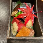 もちづき - 八寸～岩もずく、はりはり、衣被、粟麩の照り焼き、子持ち昆布、湯剥きしたトマト、赤蒟蒻、蛸の柔らか煮、スナップエンドウ、燻りがっこ、ゆべし(柚子の和菓子)