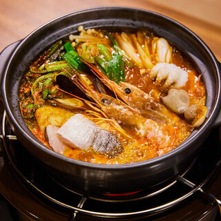 Chego's specialty "Jun Tofu Sundubu"!! Spicy and piping hot Korean hot pot♪