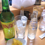 やきとり良太 - 真露（ボトル 2,800円）＋タンサン（200円）＋レモン（100円）