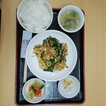 秘密基地 - 本日の定食豚玉ニラ炒めご飯大盛り