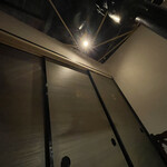 焼肉 神宮 - 店内様子　人がたくさんでこのアングル