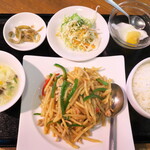 麗人飯店 - 青椒肉絲定食（￥850）。青椒とはピーマンのことだが、この店ではタケノコ主体の様子