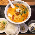 Reijin Hanten - 四川担々麺セット（￥800）。麺にもサラダが付くのは栄養バランス良好。四川風といっても、激辛ではないので安心だ