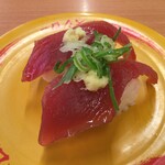 Sushiro - ②『かつお』、【 1皿に2個 で、100円。】 　➡ 新鮮なカツオで、上にネギと薬味が乗っていて、とても美味しいです。