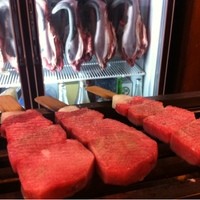 たんや又兵衛 六本木本店 - 牛たん串なめの熟成中の牛たん(冷蔵庫の中)