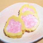 蒲貞蒲鉾店 - サラミを思わせる個性的な断面。全体にほんのり甘くて食感は柔らかく、伊達巻の亜種と考えられる