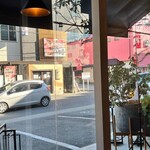 メシモ - 店内から商店街を望む