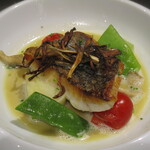 レストラン ラフィナージュ - 北海道産クロイソのポワレと舞茸のコンビネーション（アップ）