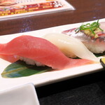 沼津魚がし鮨 駿河屋久兵衛 - マグロ赤身・イカ・アジ。この日は、イカのまろやかな美味しさが印象に残った