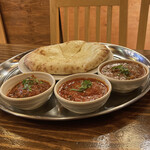 ネパールステーション - ３種カレーランチ。ナンはチーズナンに変更