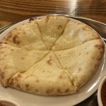 ネパールステーション - チーズナン。これは普通