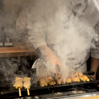 とり茶太郎 - 盛大に紀州備長炭に燻される店主の金子さん。こんなに目の前ですが、空調が強力にて一切煙は流れて参りません。