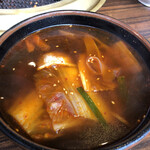 Anraku tei - 【ランチ食べ放題】選べるスープ1杯付き（ユッケジャンスープまたは旨辛キムチチゲスープから選択／写真は旨辛キムチチゲスープ）