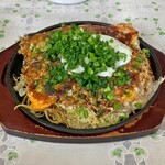 お好みハウス 新見 - お好み焼きのそばにチーズトッピング