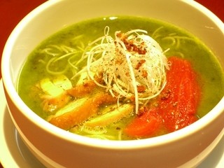 taiyounotomatomenwizuchi-zu - 鶏パイタンスープとジェノベーゼ