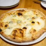 PIZZERIA　37 - クワトロフォルマッジ