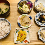 奈良 オモテナシ食堂 - 小鉢の野菜の惣菜達が味付けカナリ美味しかったです♪！