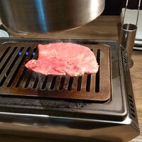 うしごろ 貫 五反田店 - 焼きしゃぶタン　１枚ずつ焼いてくれる