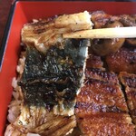 源与門 - その前に皮目をば・・・
      
      
      コレはまた良い焼き具合ではないか！！！
      
      あまりタレをつけないのであろう。
      
      白焼きのような感じさえも。
      
      
      