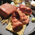 TOKYO焼肉ごぉ はなれ - 手前から時計周り:厚切り上タン塩、レッドクリフ、厚切り上ハラミ