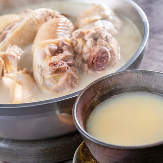 上品で濃厚な白濁スープで食べる極上水炊き