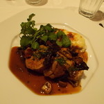 ほろほろ鳥のロースト、チコリのグラタン添え