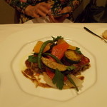 サリュー - タスマニア産骨付き子羊のロースト、野菜のマリネ、タプナードソース