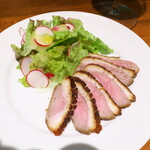 ポンペット - 鴨の燻製（￥660）。前菜として最適なボリューム、この焼き目が食欲をそそる
