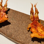 AZUR et MASA UEKI - 車海老の頭の部分をせんべいに。