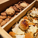 AZUR et MASA UEKI - アーモンドのお菓子もとても美味しい。