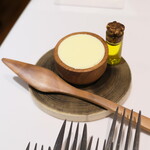 ラパン アジル - バターとオリーブオイル。木製で柄の長いバターナイフが印象的