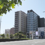 163917655 - JR沼津駅北口に並ぶ2棟のホテル。右手にあるのが、今回のレストランが入る「ココチホテル」