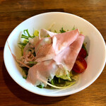 自然派ワインとアテ Ｆ - ランチセットのサラダ