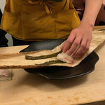 寿司茶屋 すし活 - 目の前で鯛の昆布〆を作り始めます