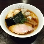 八雲 - 特製ワンタン麺ハーフ黒だし