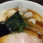 八雲 - 特製ワンタン麺ハーフ黒だしアップ