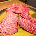 Yakiniku 名もなき名店へ 一切入魂一枚売り焼肉 - 