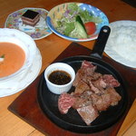 アルル - サイコロステーキセット￥９８０より色々あります。(写真は洋風スタイル￥１２９０）