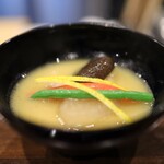 鳥田中 - 白味噌仕立てのお椀は、大黒本しめじと