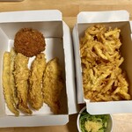丸亀製麺 - 持ち帰り。右は野菜かき揚げ。左半分かしわ天、ごぼう天、メンチカツ