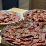 Yakiniku Ushinari - 予約注文んおお弁当用のお肉はスタッフが丁寧にロースターで焼き上げます。