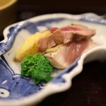 鳥田中 - ホロホロの叩き。しっとりと柔らかな肉質