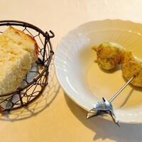 La Brianza - もちもちのフォカッチャ  青のりのゼッポリーニは磯の風味と塩加減が良くてちょっとポンデケージョっぽい